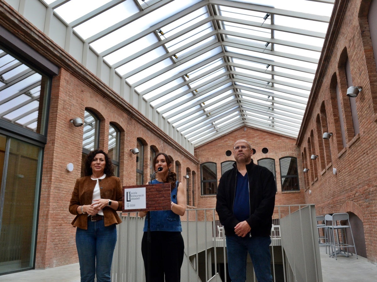 La tinenta d'alcaldessa, Montse González, Marta Farrés, i el regidor d'Economia i Desenvolupament Econòmic, Antonio Rodríguez Galián. Autor: J.d.A. 