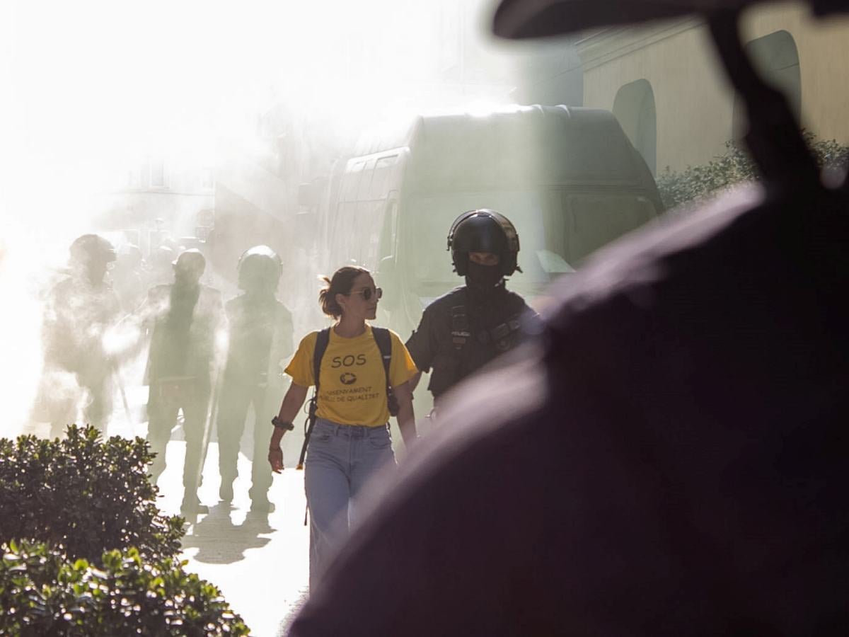 Una de les manifesants que s'havia assegut al carrer Sant Pere, desallotjada per un Mosso. Autora: Martina Berenguera.