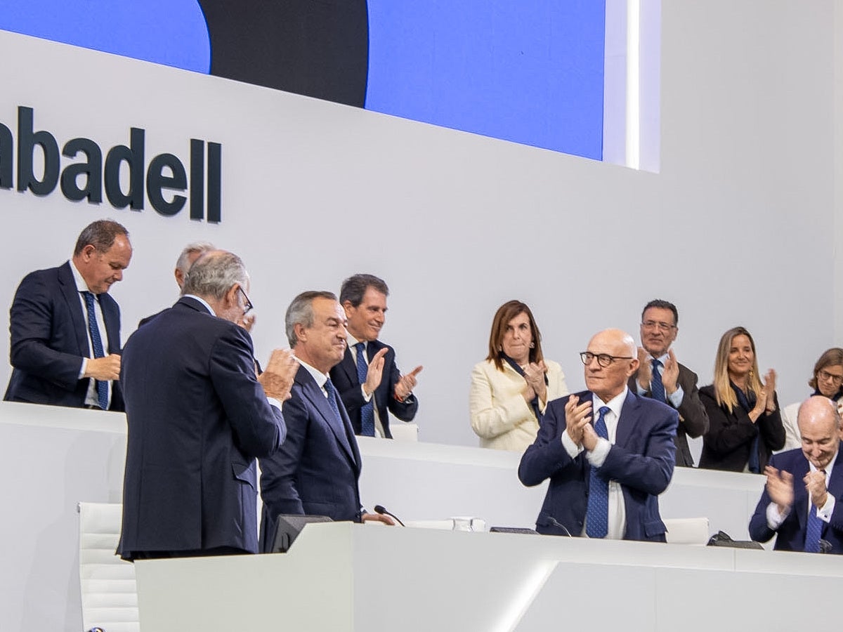 Oliu i la resta de consellers, aplaudint González-Bueno. Autora: Martina Berenguera. 