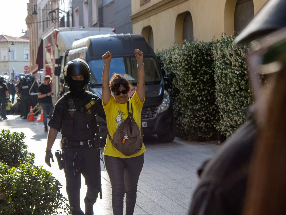 Una de les manifesants que s'havia assegut al carrer Sant Pere, desallotjada per un Mosso. Autora: Martina Berenguera.
