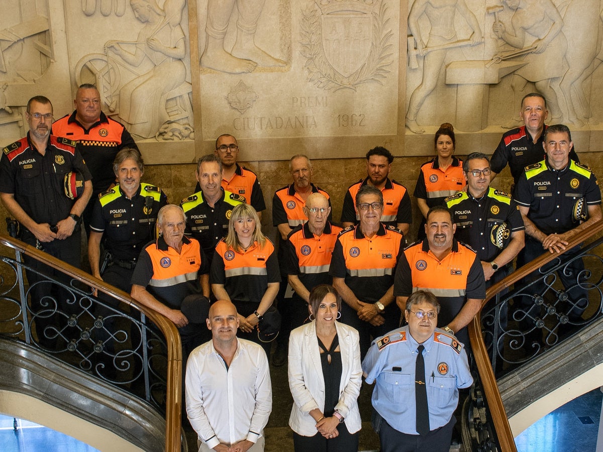Voluntaris de Protecció Civil, amb agents dels Mossos, Policia Municipal i representants del govern. Autora: Martina Berenguera.