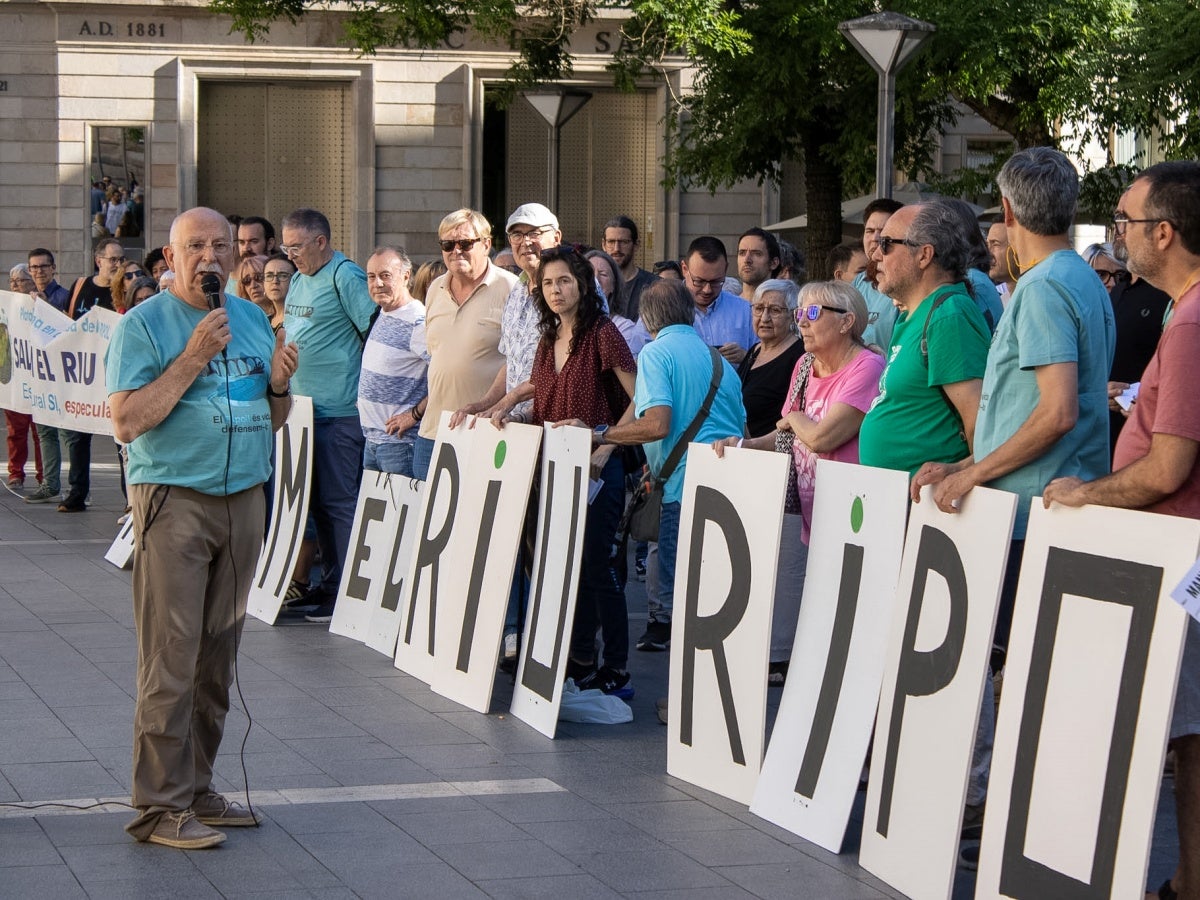 Protesta ecologista a les portes del ple. Autora: M.Berenguera.