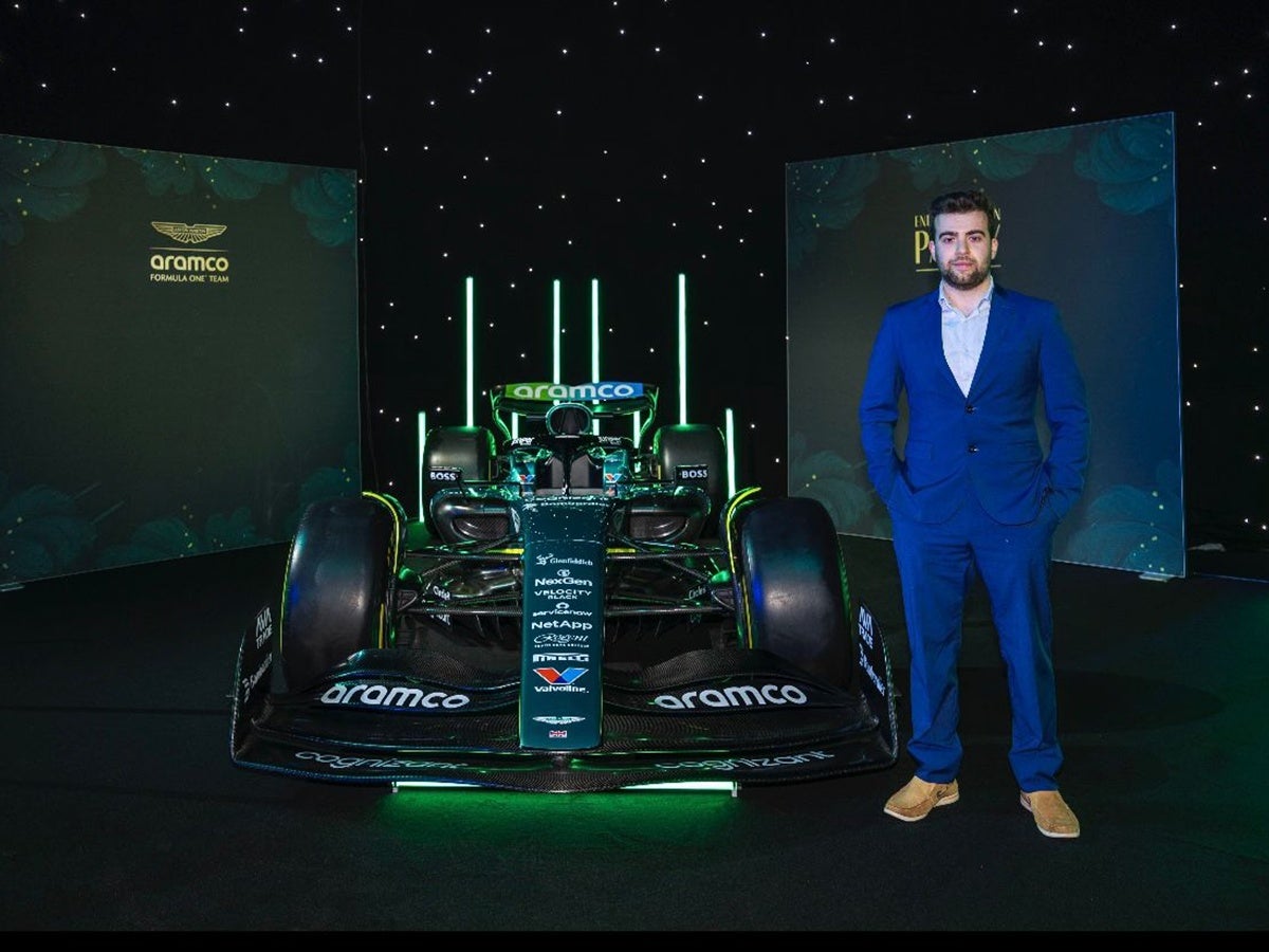Jordi San Andrés, al costat de l'Aston Martin. Cedida