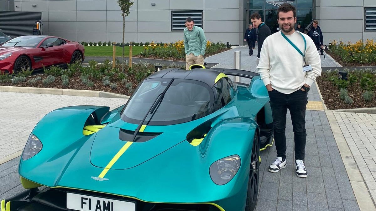 Amb l'Aston Martin Valkyrie. Cedida