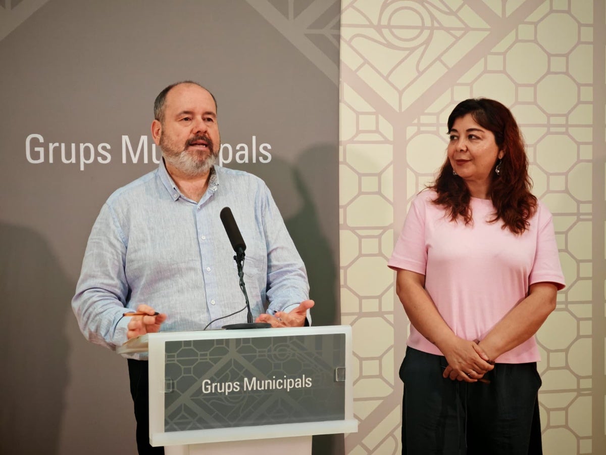 Els regidors de la formació, Joan Mena i Alejandra Sandoval, presentant la moció pel proper ple. Autor: Albert P.