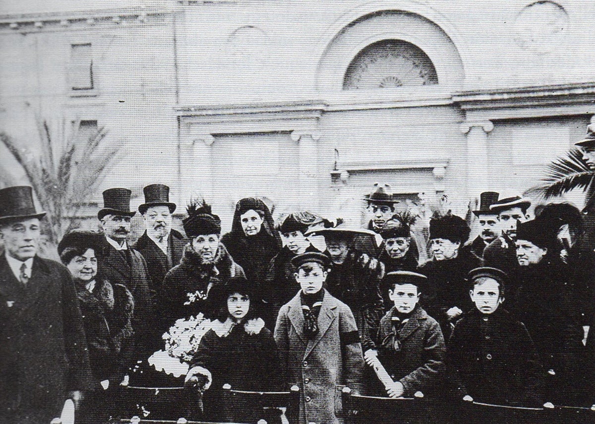 Família Sallarès i Pla a l'inaguració del momument a la plaça del dr. Robert. El petit Joan Oliver (Pere Quart), el primer per l'esquerra
