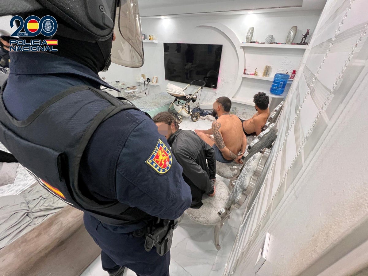 Operatiu de la Policia Nacional, aquest dimarts a Can Puiggener. Autor: ACN. 