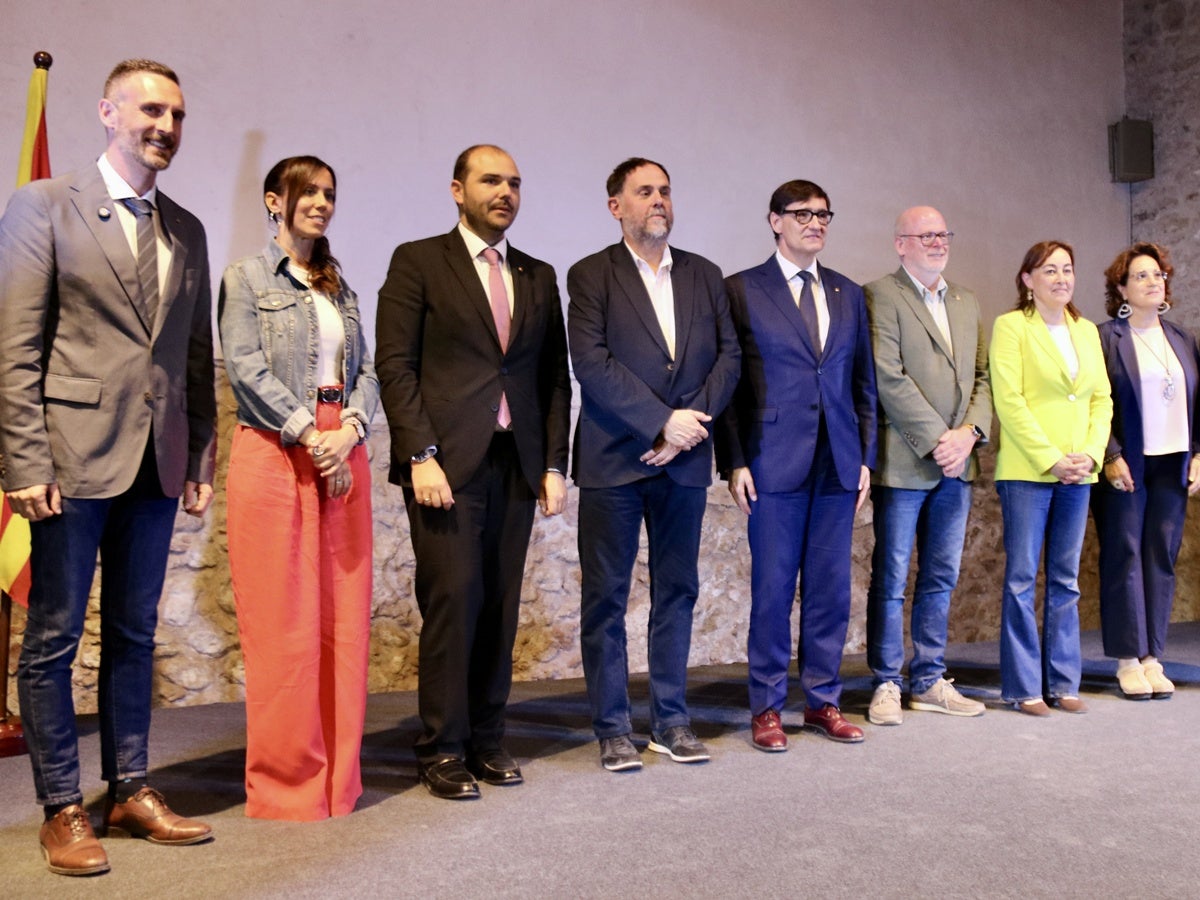 Alcaldes, el conseller de Presidència, Junqueras, el president de la Generalitat, Salvador Illa. Autor: ACN.