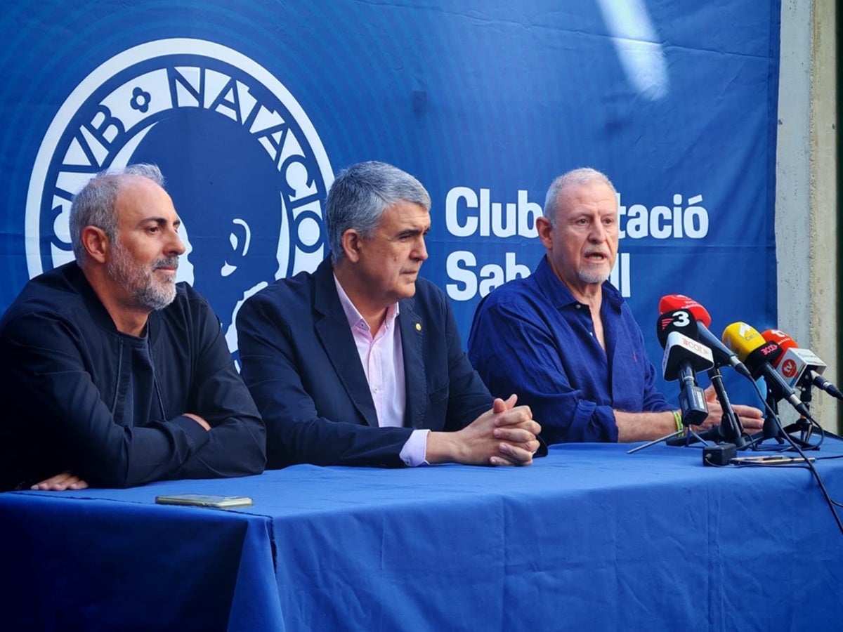 David Palma i Quim Colet, acompanyats del president, Claudi Martí, en la roda de premsa d'acomiadament. Autor: Albert P.