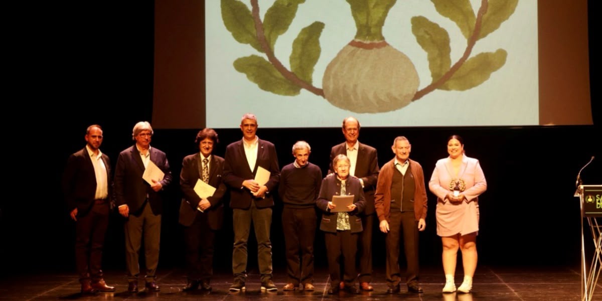 Júdez, amb l'organització i finalistes del Premi Sabadellenc de l'Any 2023, el 3 d'abril de 2024. Autor: J.Peláez. 