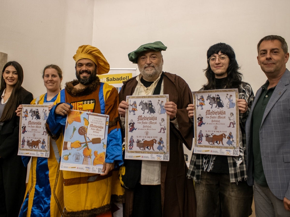 La regidora de Turisme, Sílvia Garcia, membres d'Amics de Medievàlia, Isaac Alarcón, i el regidor de Cultura, Carles de la Rosa, a la presentació de l'edició 2026 de Medievàlia. Autora: Martina Berenguera. 