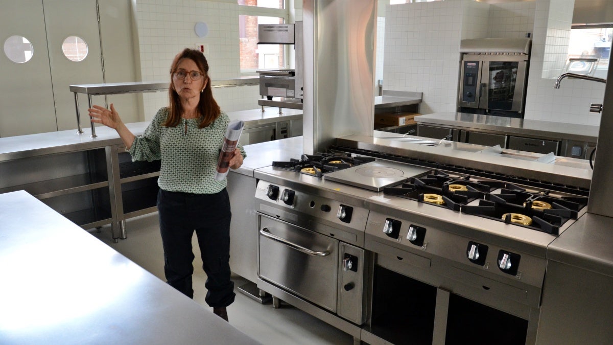 L'arquitecta Rosa Martínez, a la cuina de la nova Escola de Restauració de Sabadell. Autor: J.d.A. 