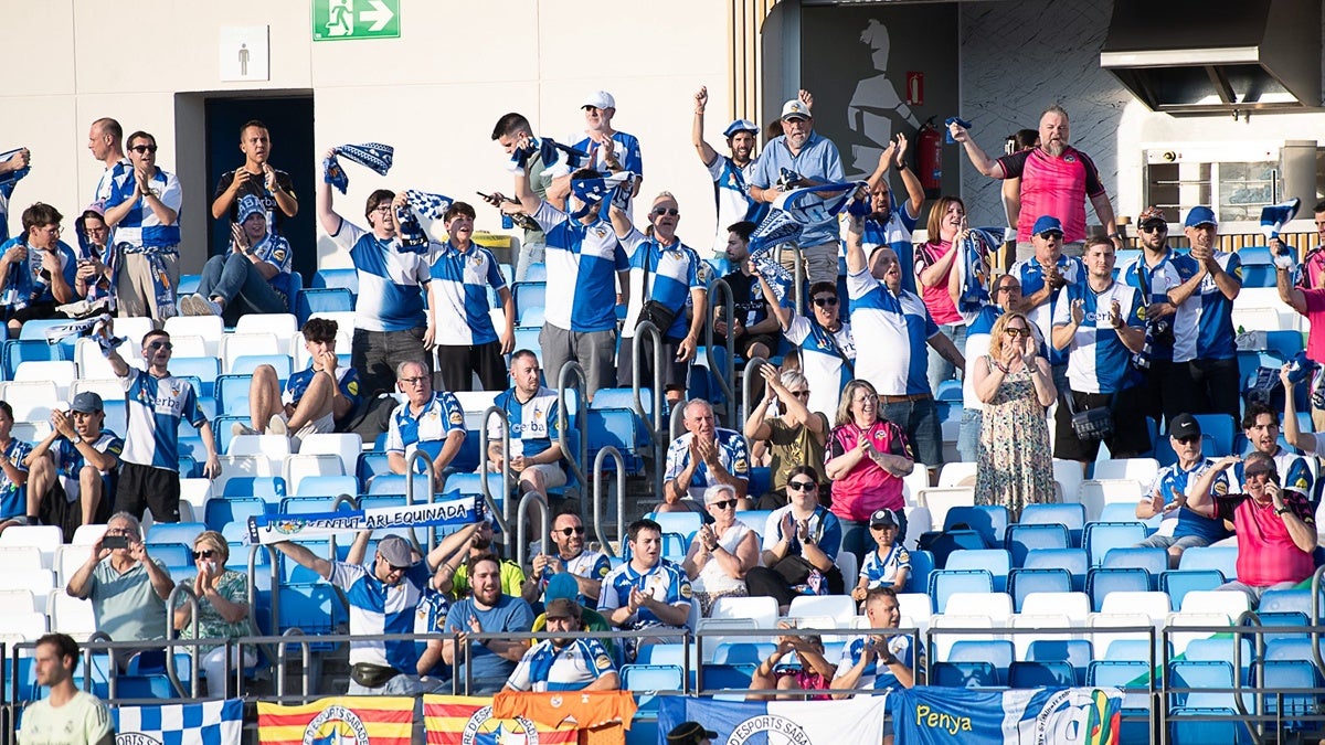 Els 350 arlequinats congregats a l'Estadi Alfredo Di Stéfano. CES
