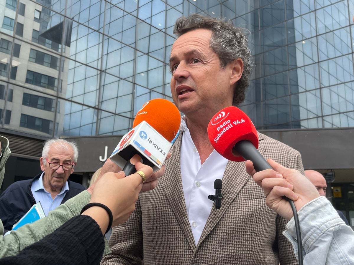 Matas fent declaracions a les portes dels Jutjats de Sabadell. Autor: Jordi M.