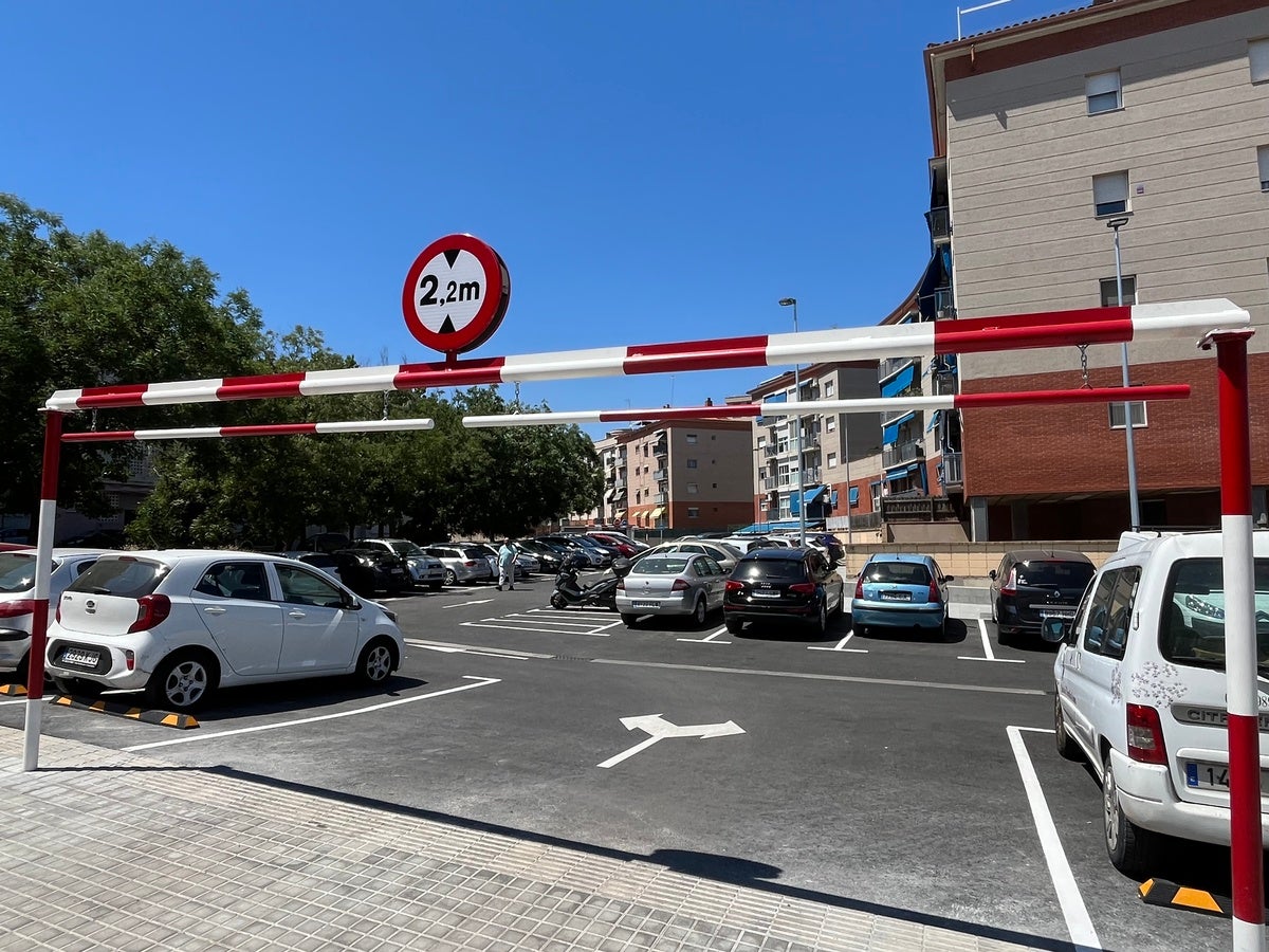 Accés a l'aparcament pel carrer de Rubió i Ors. Autor: Jordi M.