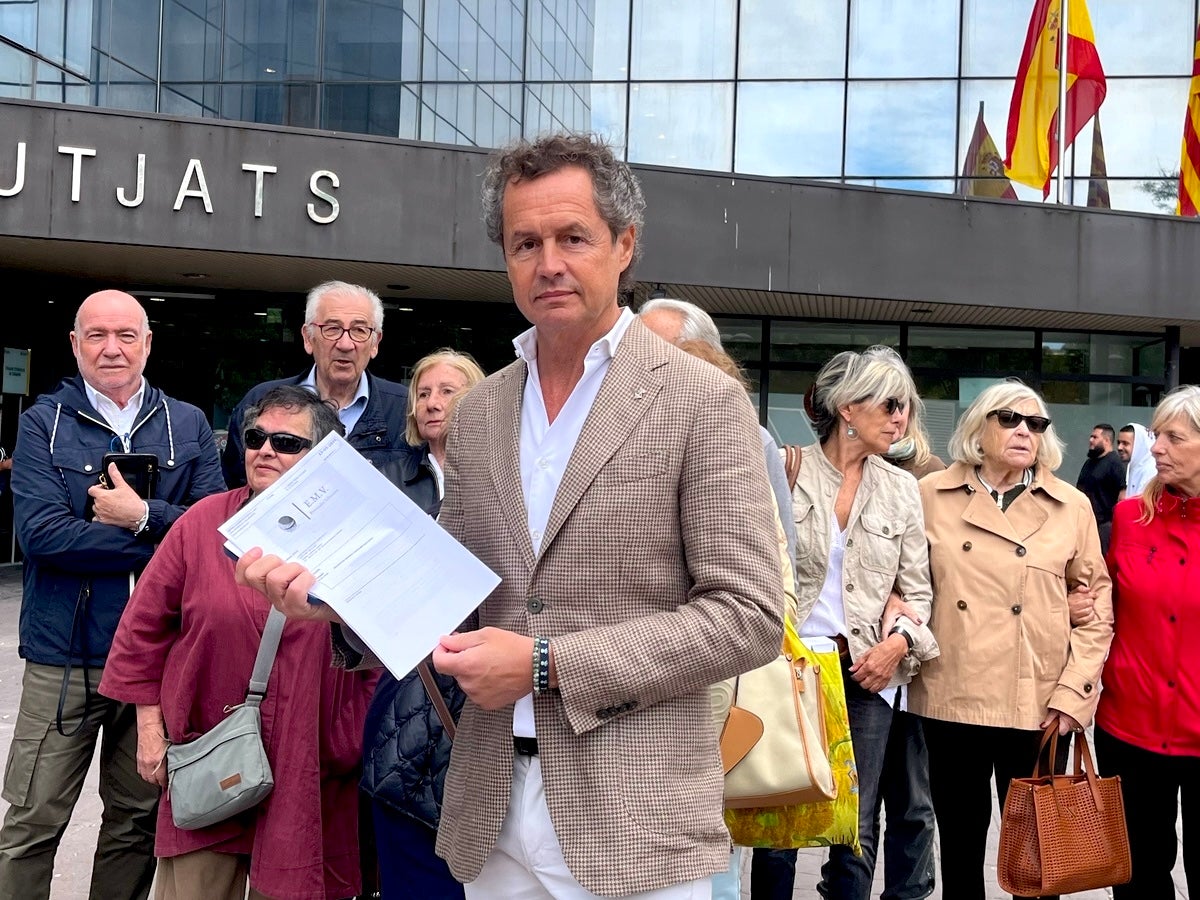 Matas, mostrant la documentació legal, davant dels Jutjats. Autor: Jordi M.
