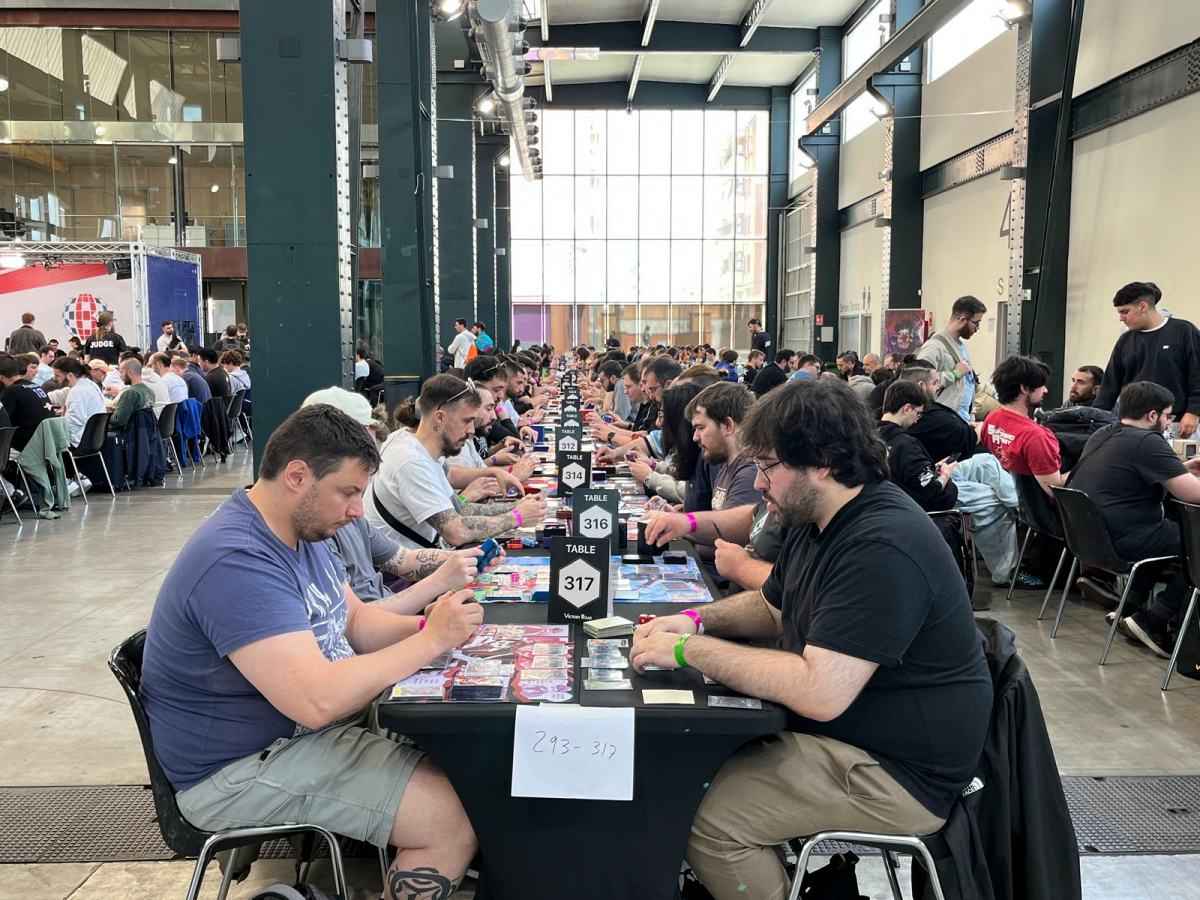 Jugadors del torneig de cartes de One Piece. Autor: Jordi M