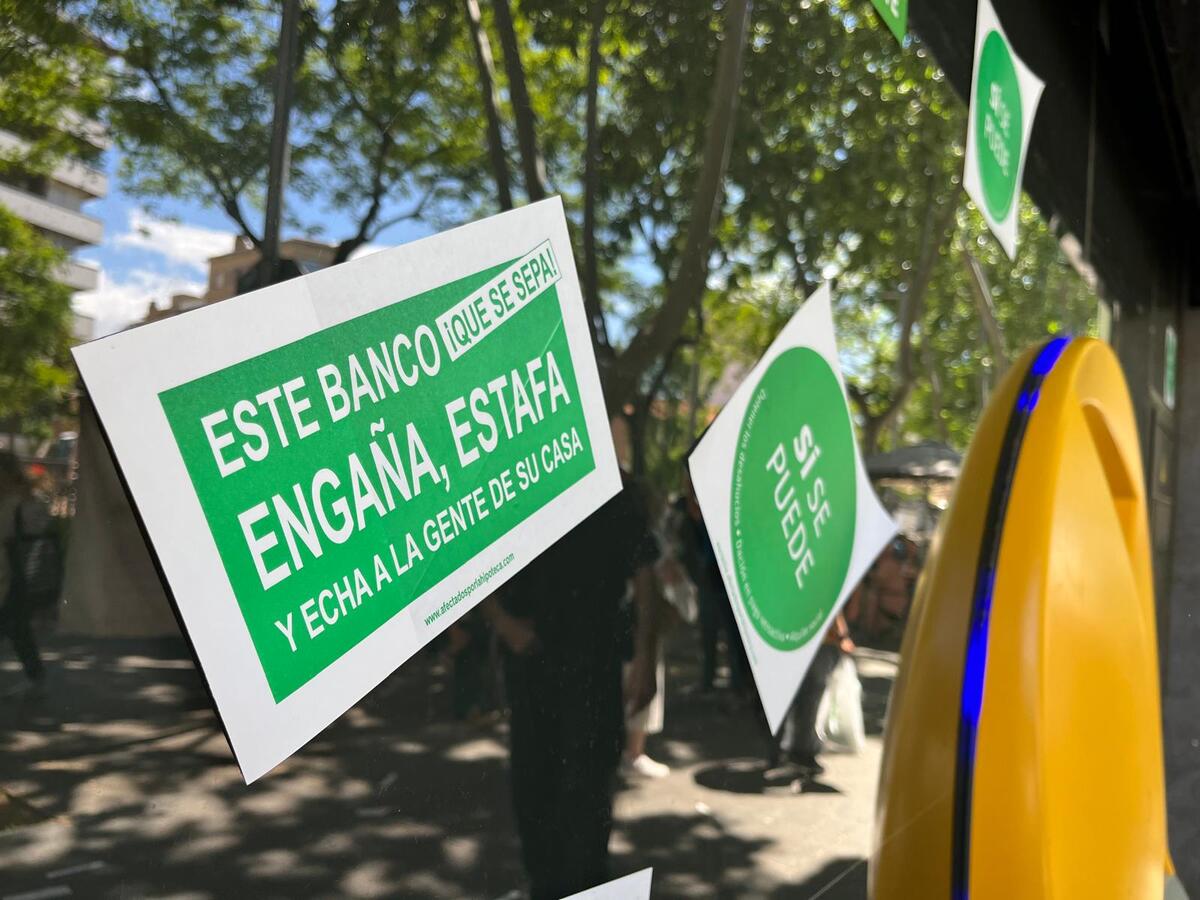 Enganxines a la façana de l'oficina. Autor: Jordi M.
