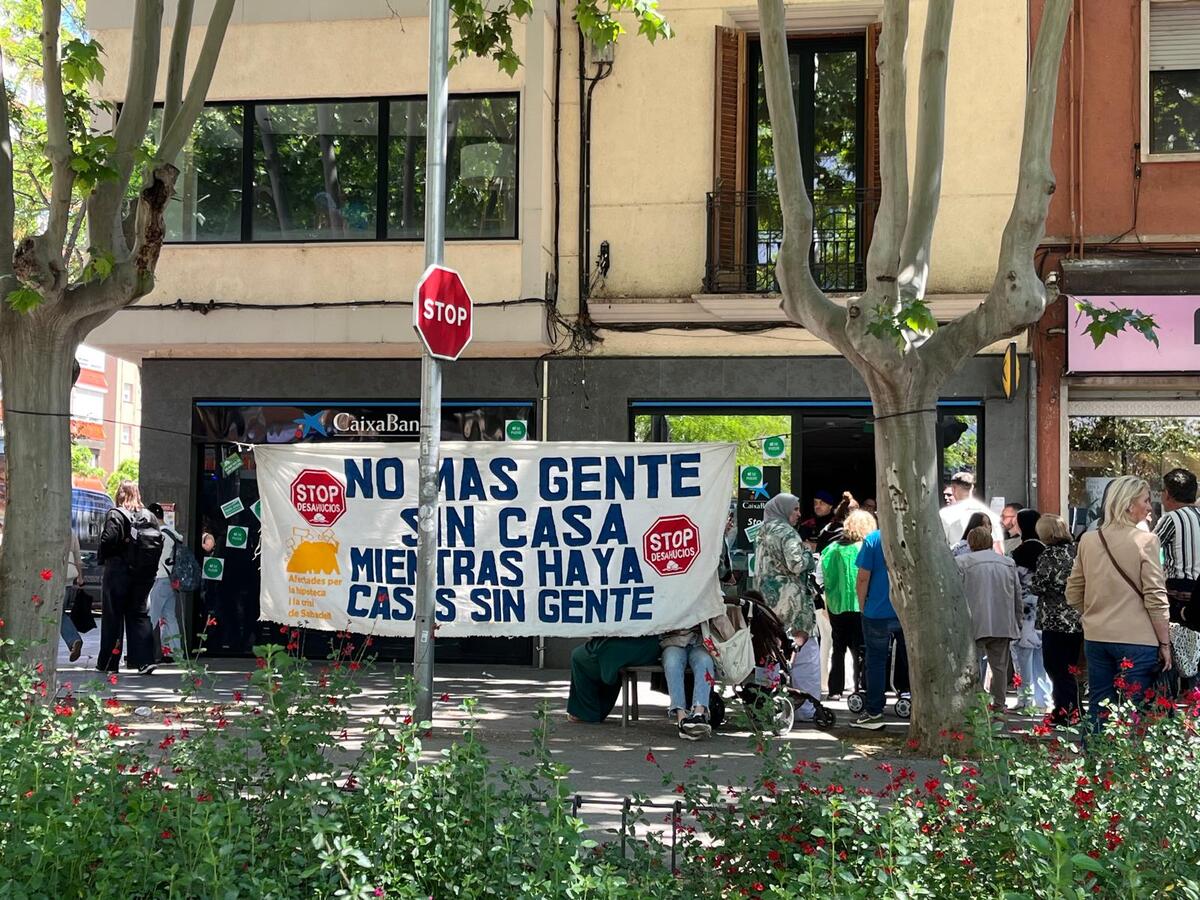 Pancarta a les portes de Caixa Bank. Autor: Jordi M.