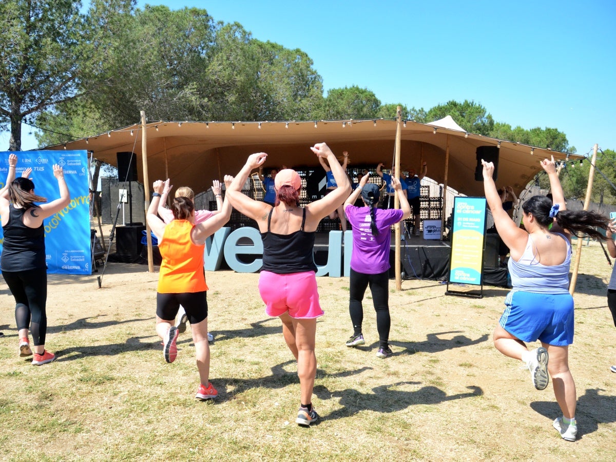 2.400 corredors han pres la sortida de la cursa solidària Corro contra el Càncer, que s'ha dut a terme aquest matí, amb moltes novetats. La primera: l'emplaçament des del parc de Catalunya, en col·laboració amb el festival Observa. La segona: la finalitat dels fons, que aniran destinats a un projecte de recerca sobre el càncer d'úter que es duu a terme des de l'hospital de Sabadell. La recaptació ha batut rècords, com també la fila 0, que segueix oberta durant uns dies més. 'Mai havíem fet un donatiu tan alt com farem ara; estic molt emocionat; és brutal', ha reconegut Aleix Ribell, de WeRun, organitzadors de la cursa. 'Hem fet una remodelació molt gran de la cursa i ha sortit molt bé; aquest canvi ha arribat per quedar-se perquè ha estat un luxe', ha reconegut.