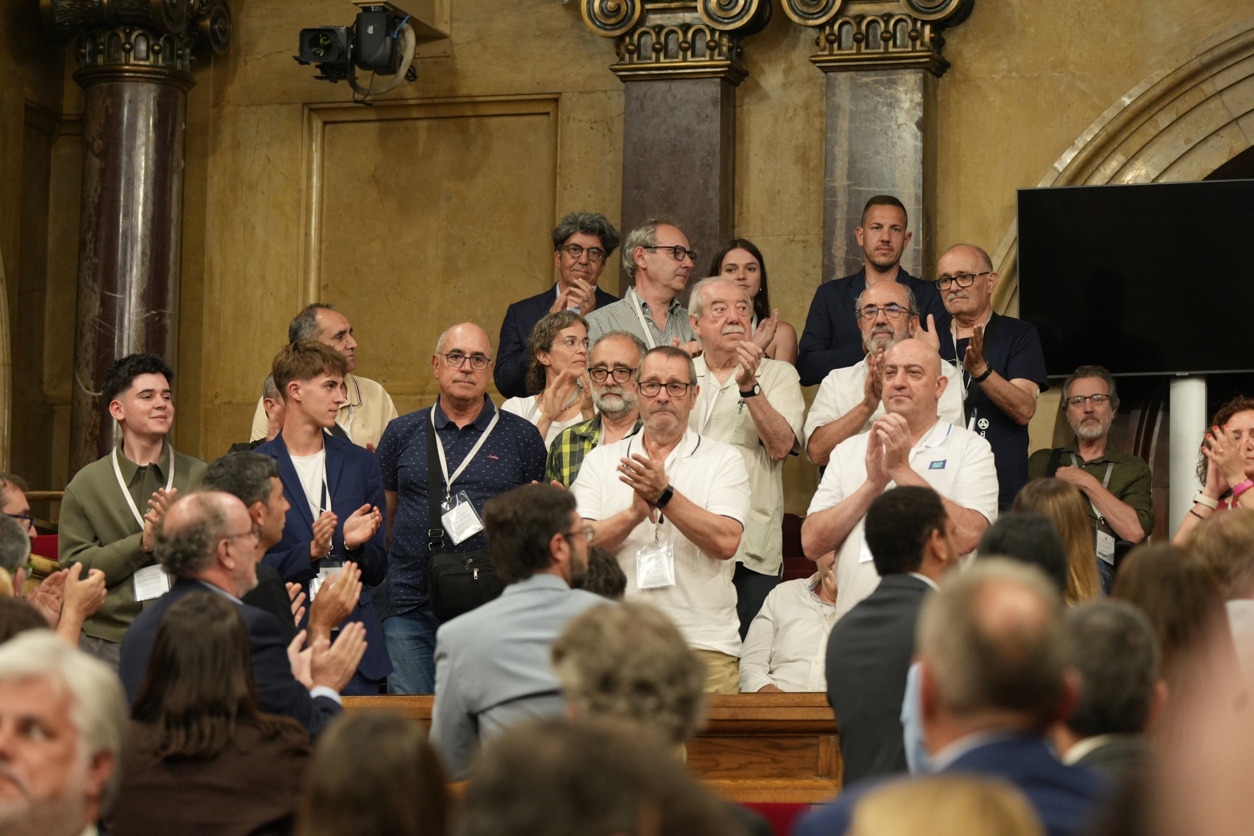 Activistes veïnals aplaudint l'aprovació de la llei de l'amiant. Autor: ACN.