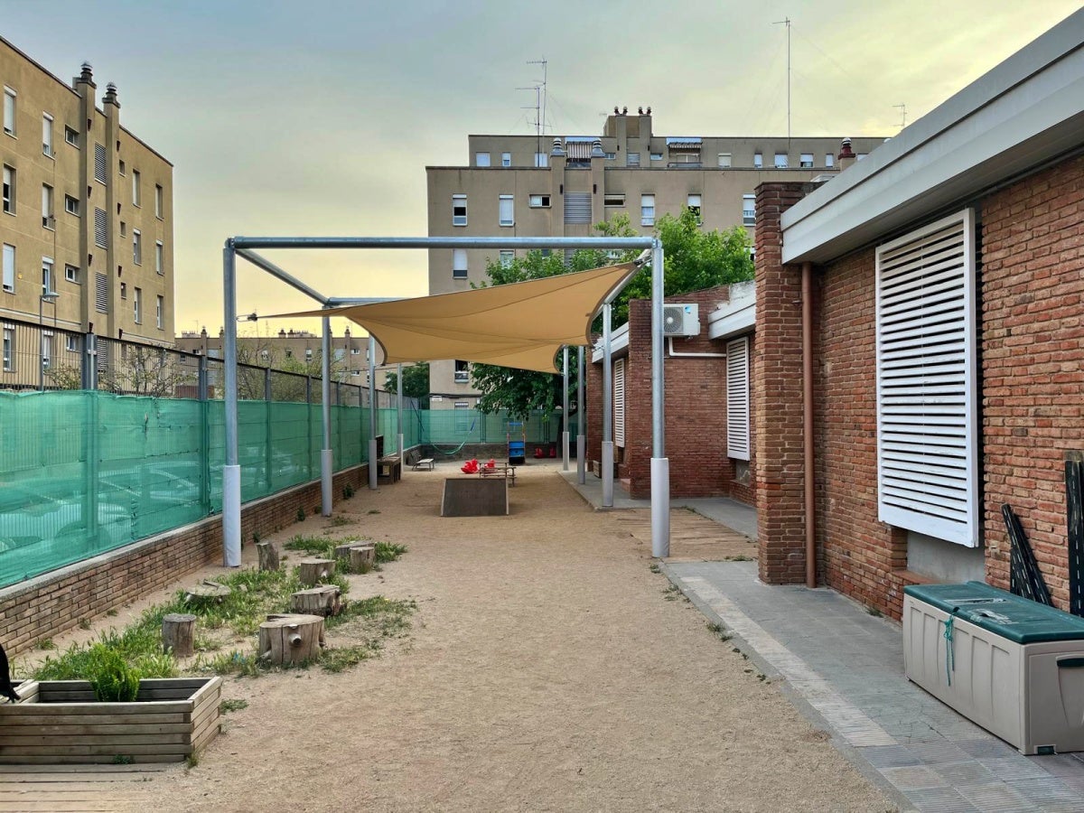 Exterior de l'escola Espronceda, amb un tendal. Autor: Jordi M. 