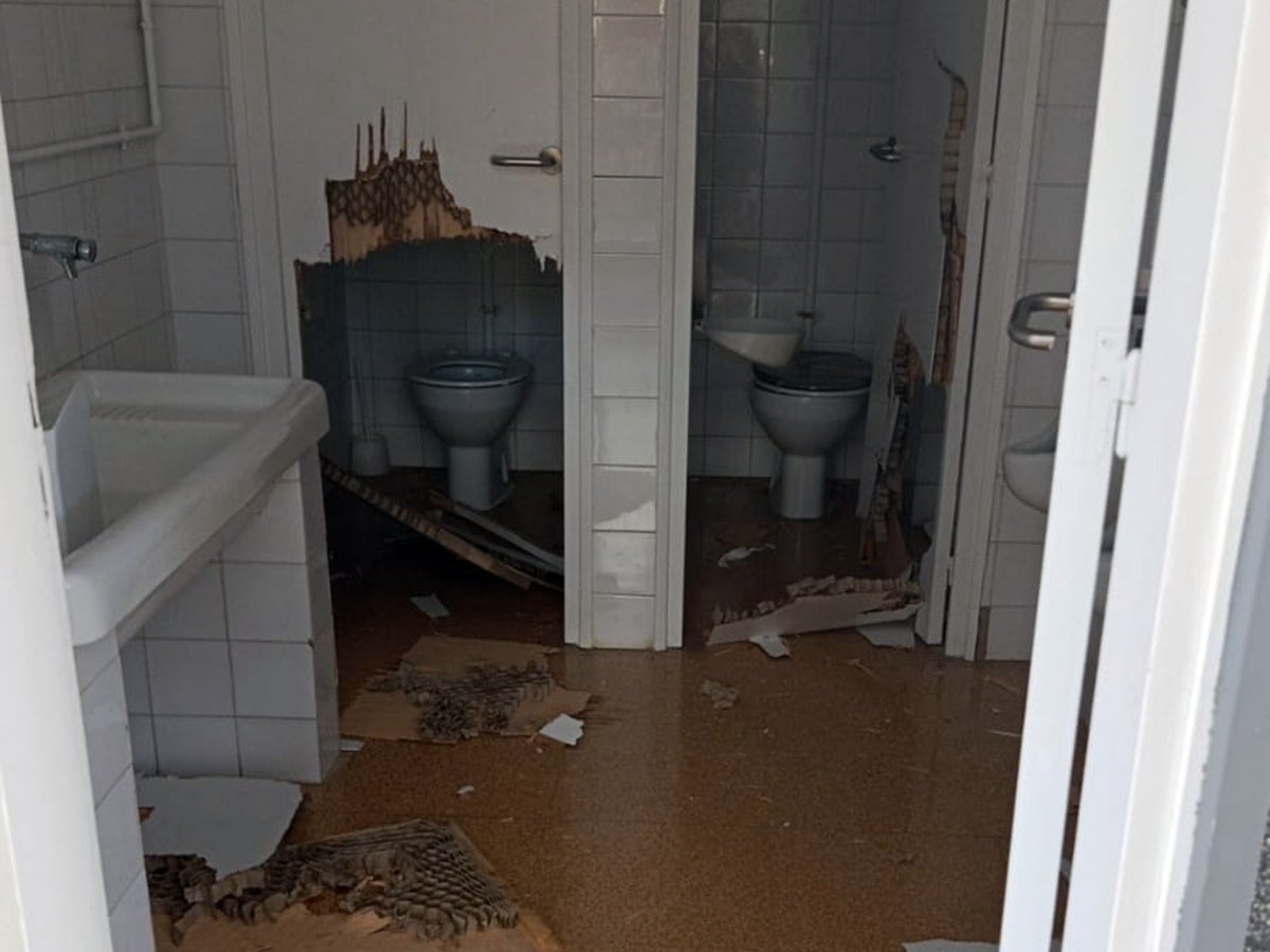 Lavabos de l'escola Concòrdia, després de l'acció dels vàndals. Autor: cedida. 