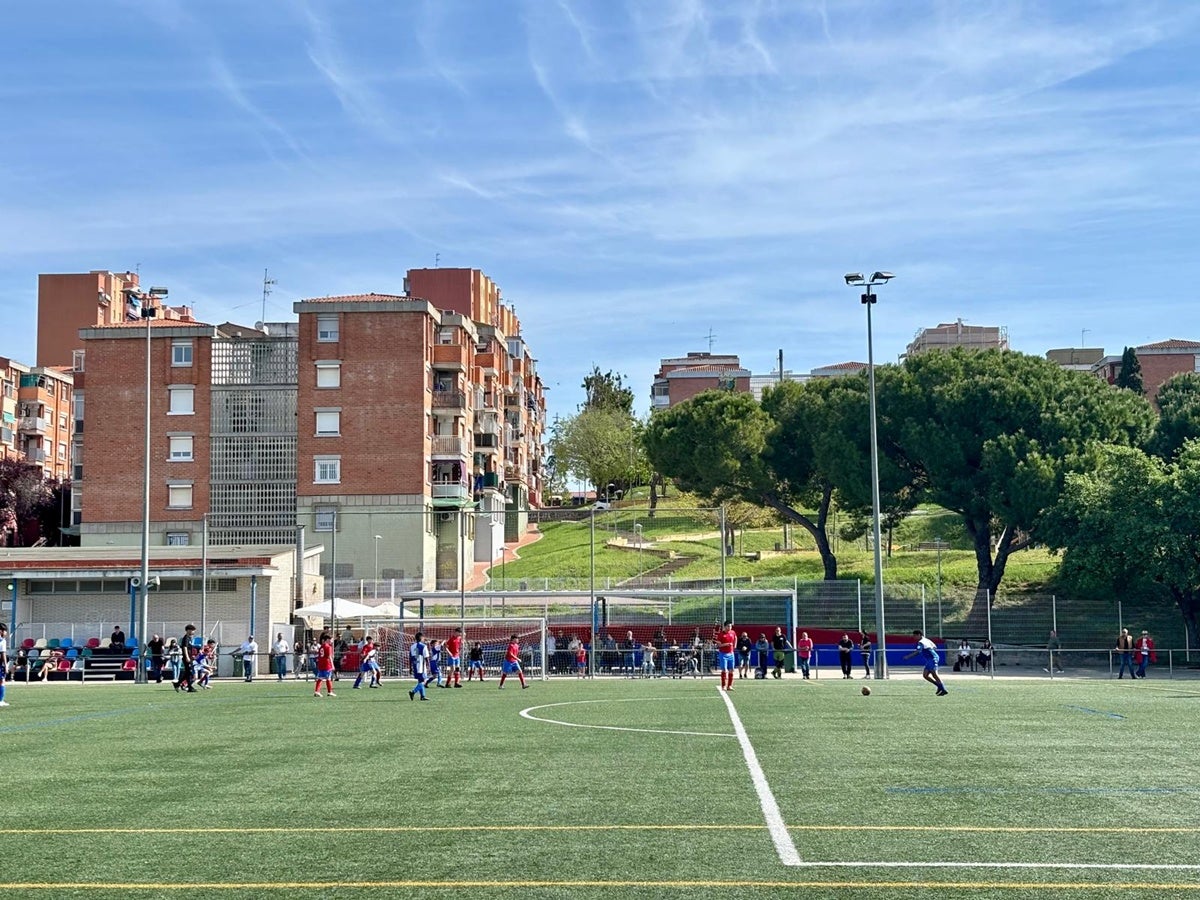 Un partit de futbol al municipal de la Roureda, un dels equipaments on es posaran tendals a les zones del públic abans d'agost. Autor: J.d.A. 