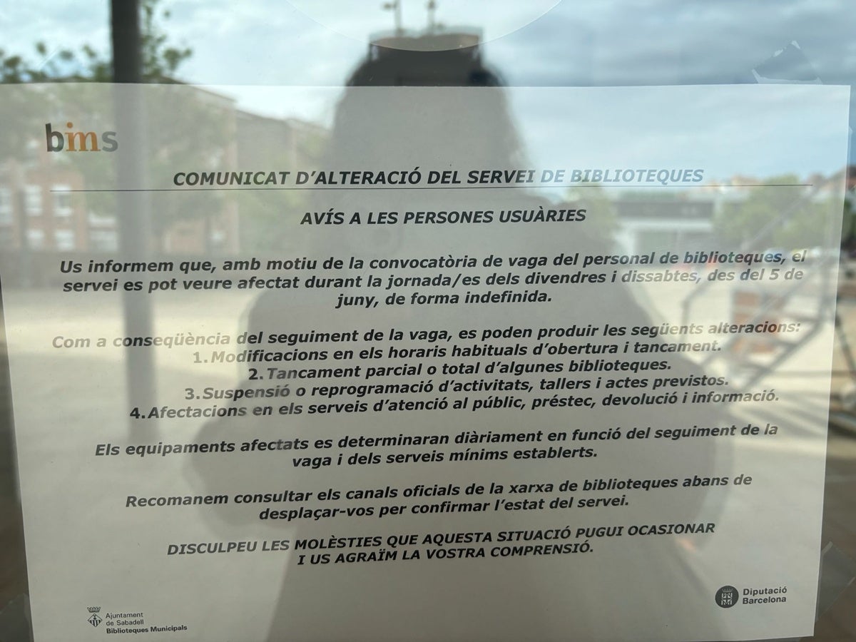 Cartell a l'exterior de la biblioteca de Ponent, aquesta tarda. Autor: S.L.