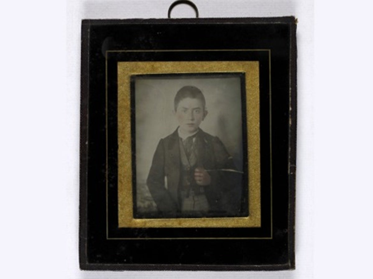 Ambrotip de la família Sanmiquel realitzat l’any 1861, la foto comercial més antiga. Autor: Ajuntament / cedida. 