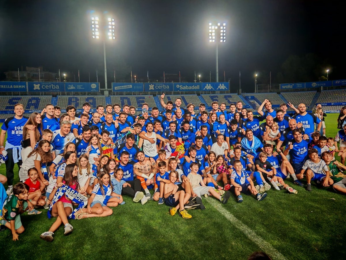 Foto portada: els jugadors del Sabadell, a la gespa de la Nova Creu Alta. Autor: cedida.