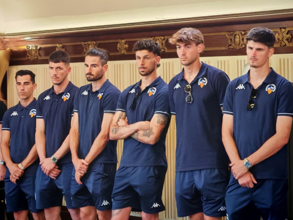 Els jugadors del Sabadell, rebuts al Parlament, aquesta tarda. Fuoli el quart començant per l'esquerra, el tercer per la dreta. Autor: A.P. 