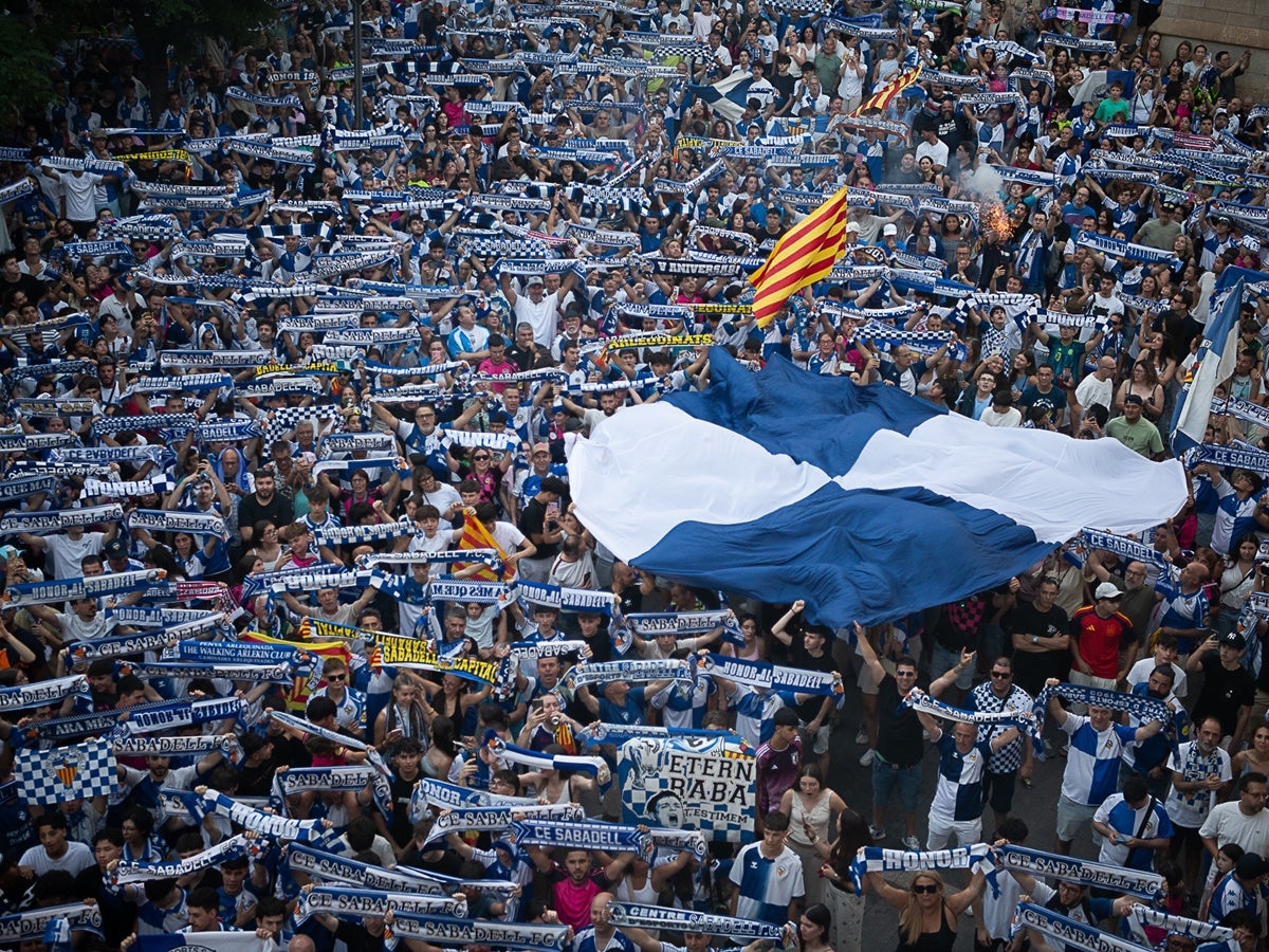Aficionats del Sabadell, el passat dissabte a la plaça Sant Roc. Autor: @CESabadell via X.