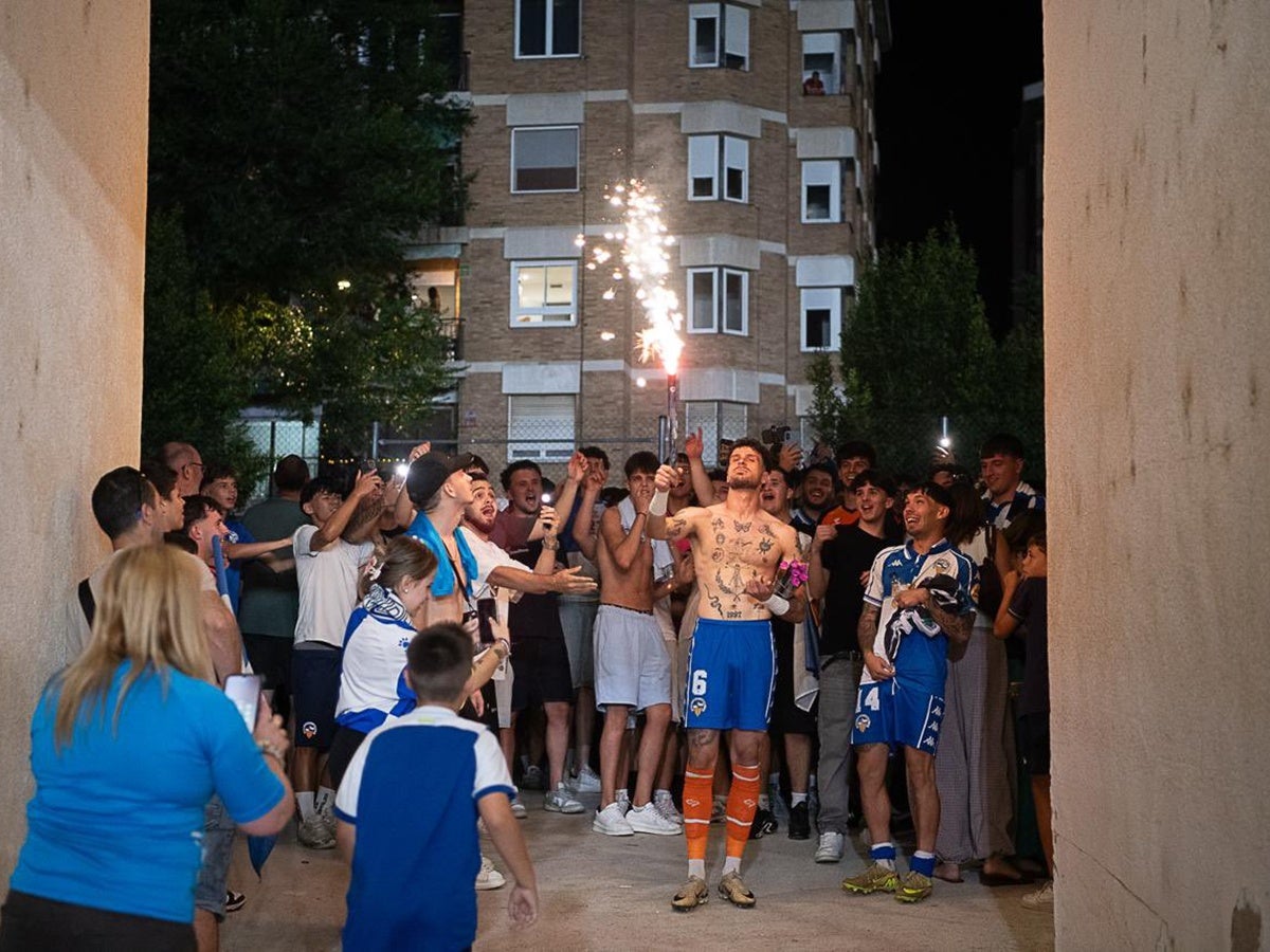 El porter del Sabadell, el passat divendres celebrant l'ascens amb l'afició a la Nova Creu Alta. Autor: @CESabadell via X. 