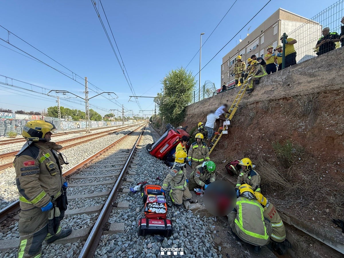 El vehicle, a les vies de la RENFE, al seu pas per Campoamor. Autor: Bombers via X. 