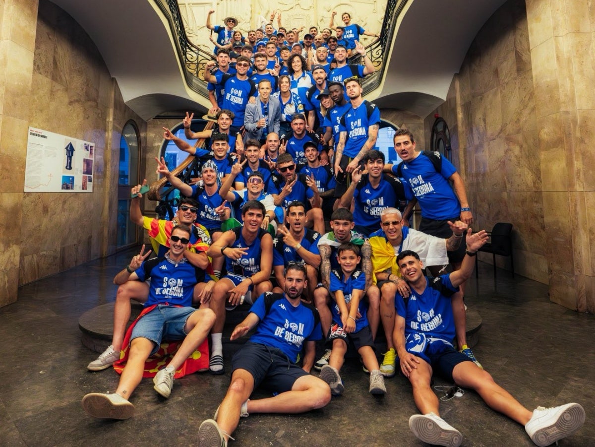 La plantilla del CES, a l'entrada de l'Ajuntament, el passat dissabte. Autor: @CESabadell via X. 