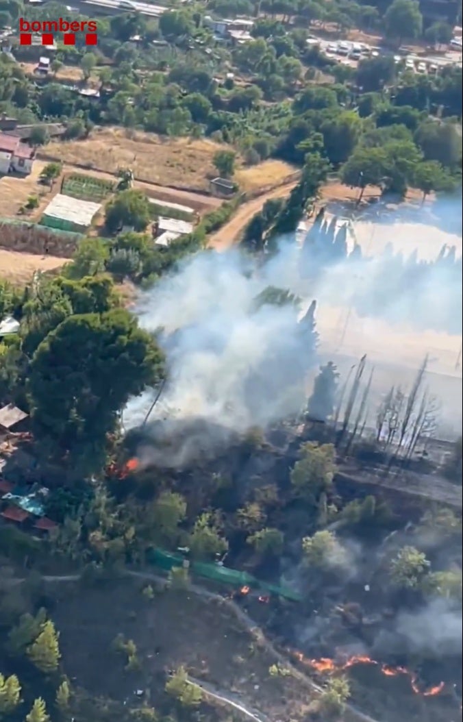 Vista aèria del foc, des de l'helicòpter de Bombers. Autor: @Bombers via X. 