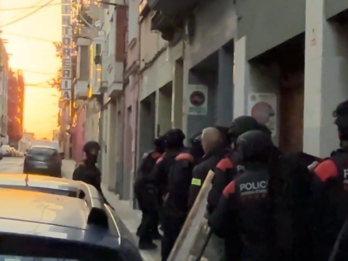 Entrada policial en un domicili del carrer Lepant. Captura de vídeo dels Mossos. 