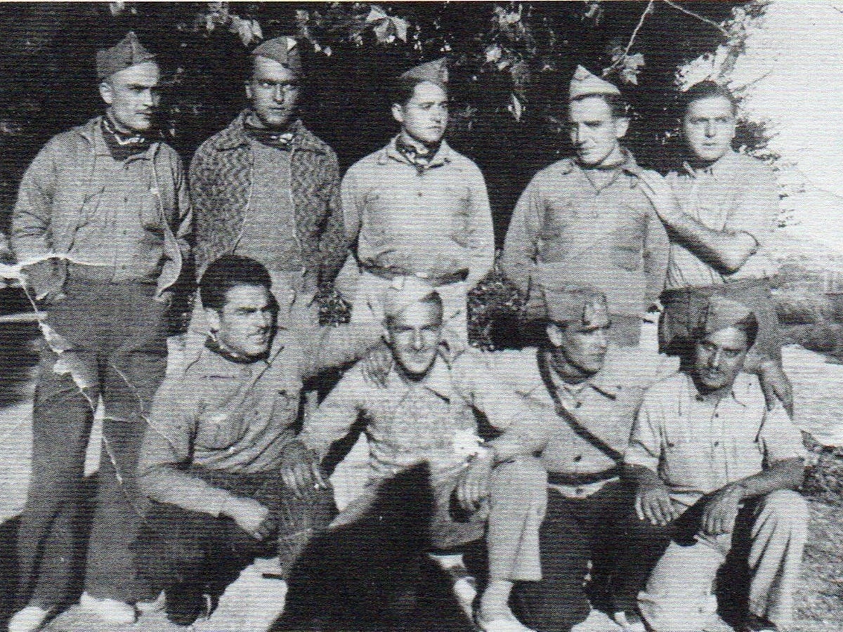 Milicians de la Columna Macià-Companys. García Negrillo, el darrer des de l'esquerra ajupit. Front d'Aragó, desembre 1936. Autor desconegut /AAS.