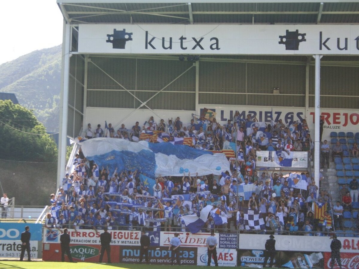Afició arlequinada a Ipurúa. Autor: Jordi Sánchez.