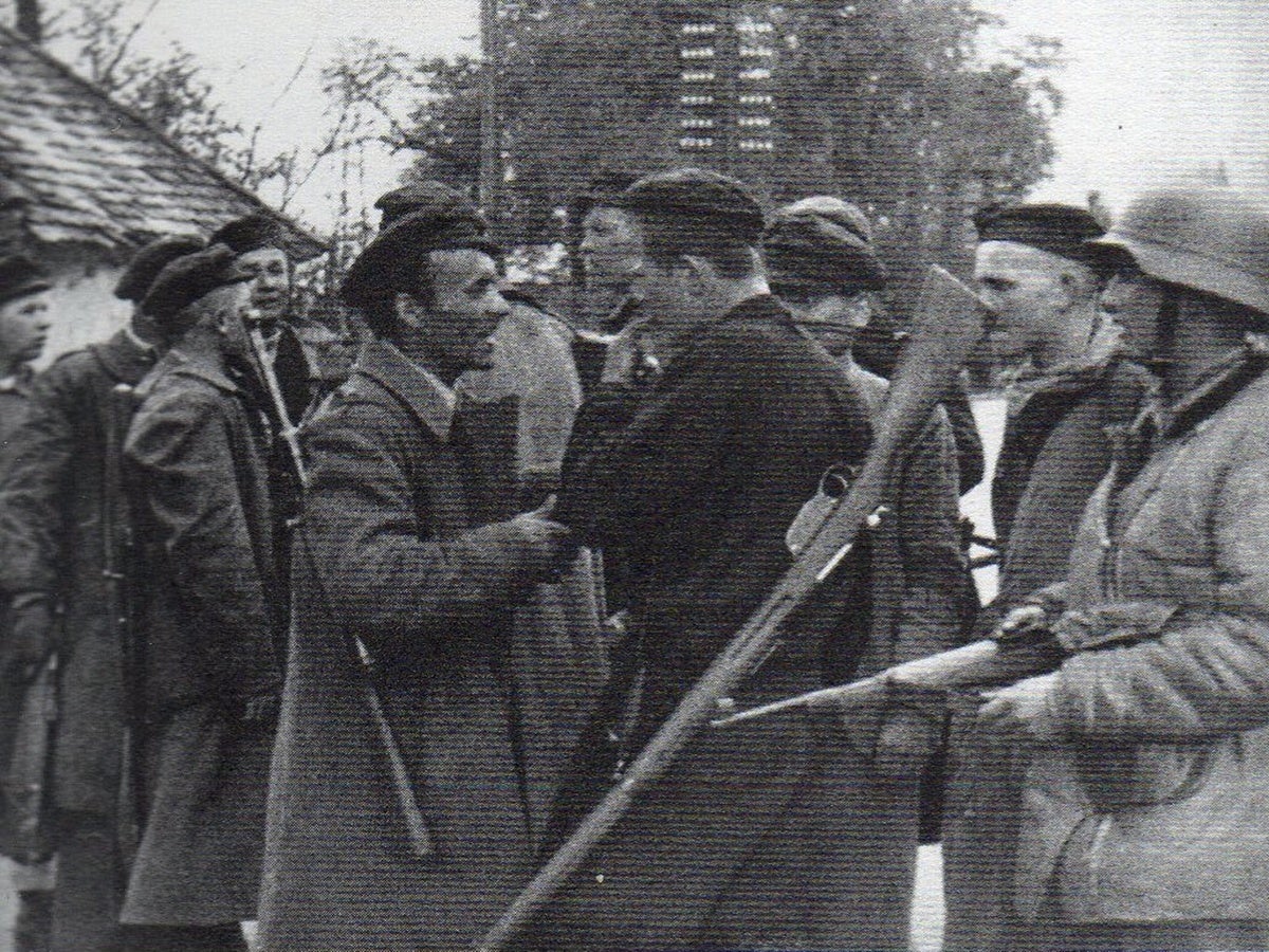 Deportats de Mauthausen que es feren amb el control del camp. García Negrillo és el novè per l'esquerra, mig amagat.