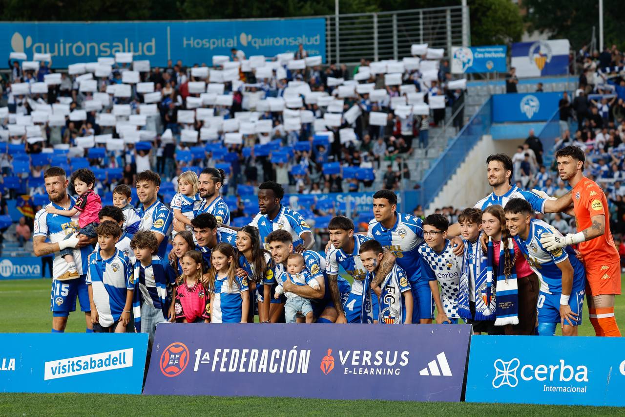 Onze inicial del CE Sabadell, amb mosaïc arlequinat a la grada.