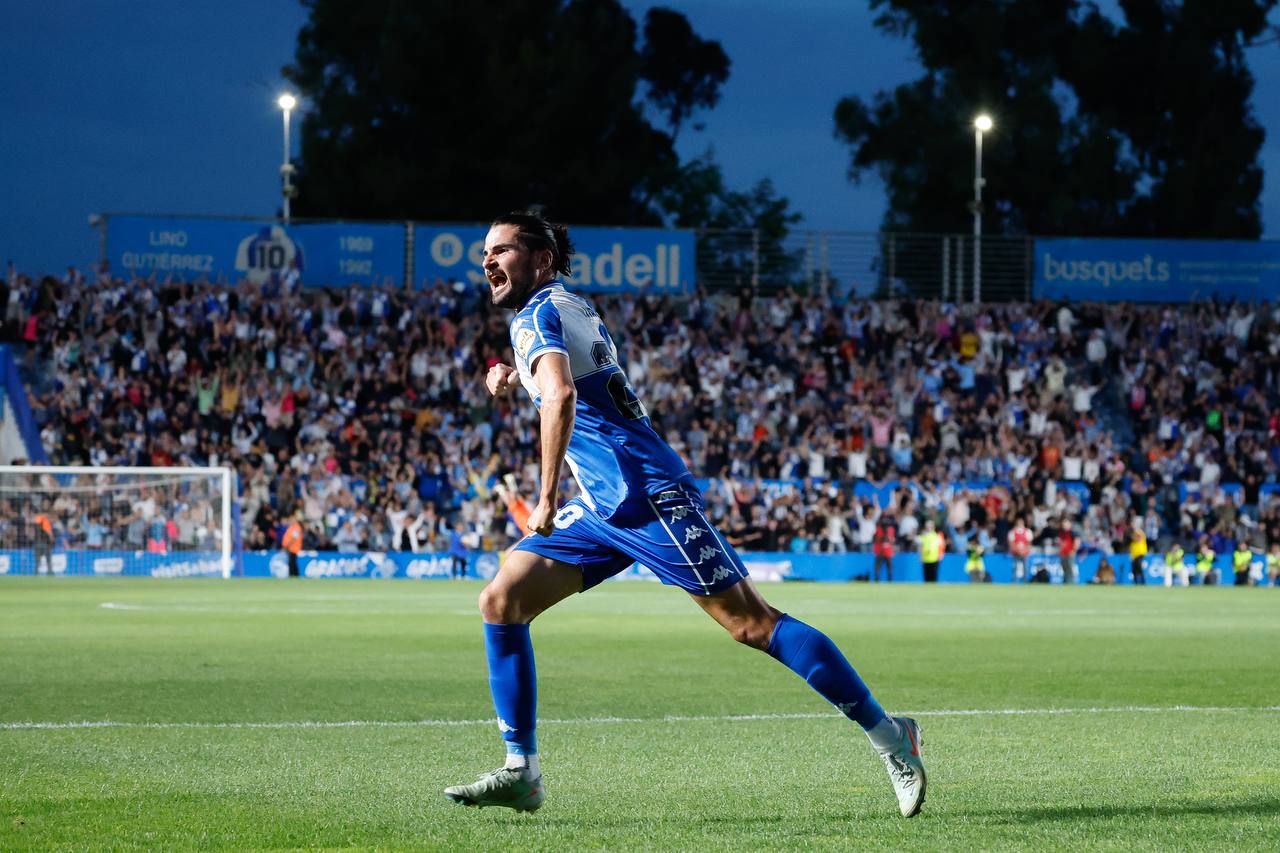 Urri esperonant la grada després d'un dels gols de la remuntada.