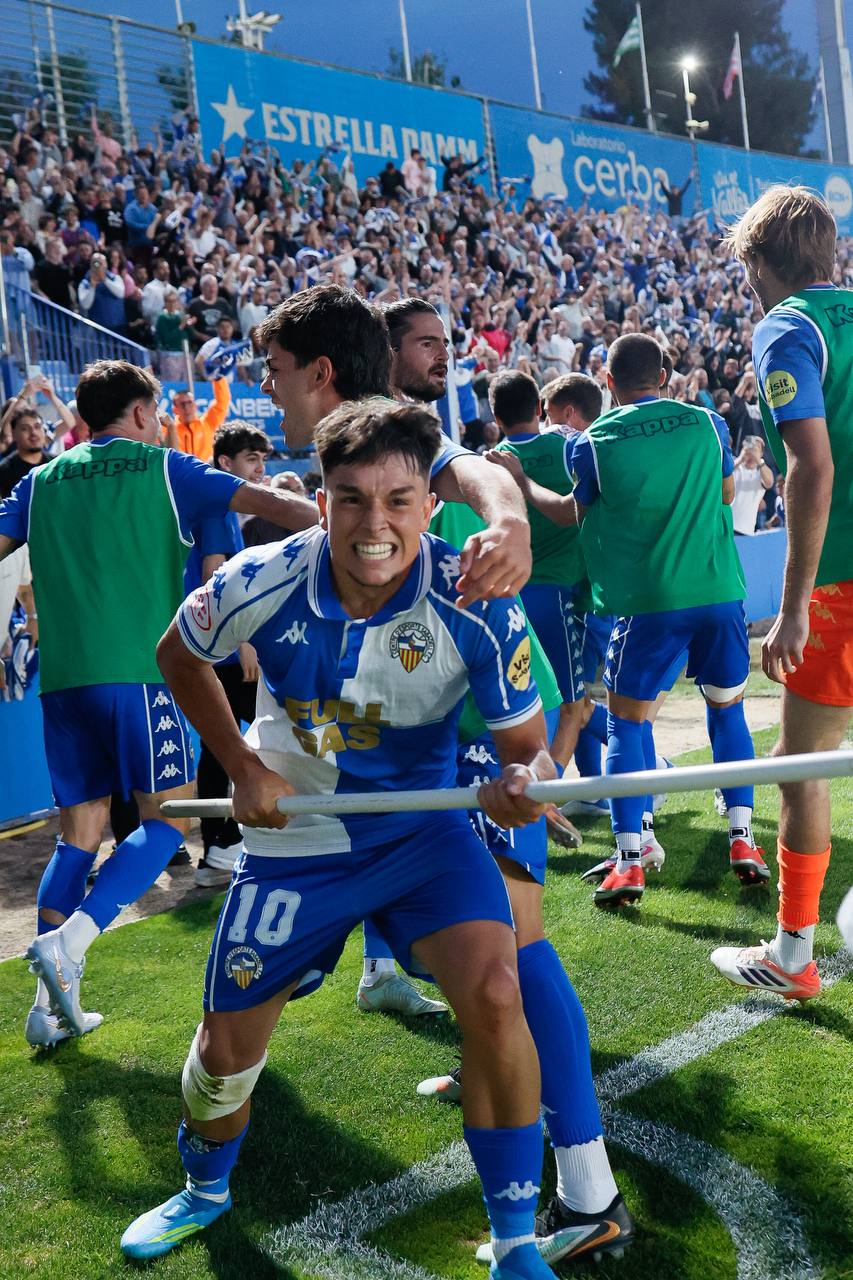 Miguelete, embogit amb el banderó de córner.