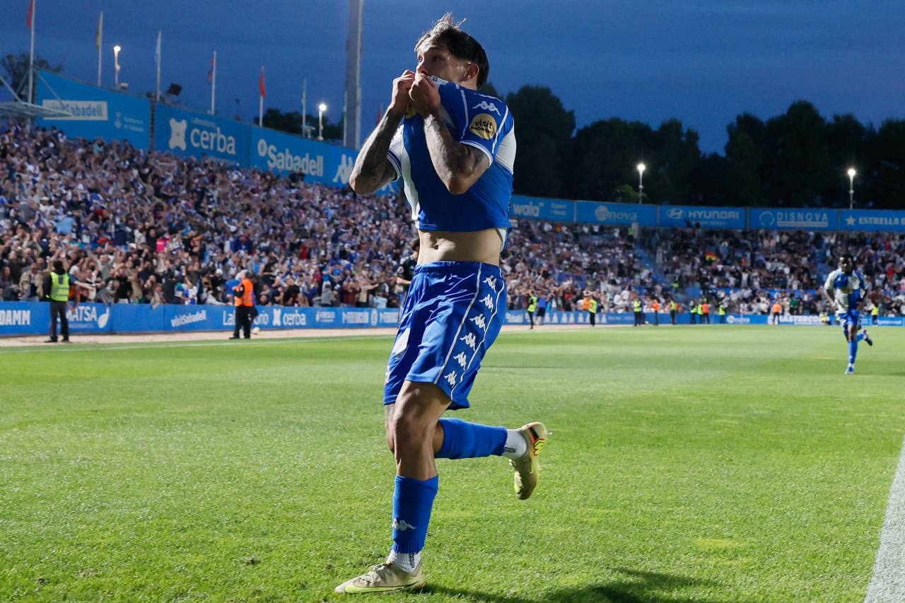 El sabadellenc David Astals, fent un petó a l'escut després de marcar el 2-0. Autora: Dihor