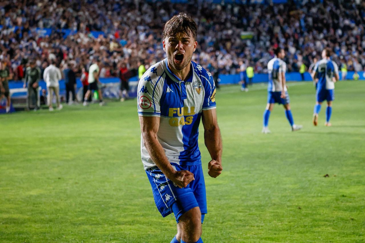 Genar Fornés, titular ahir, celebrant un dels gols.