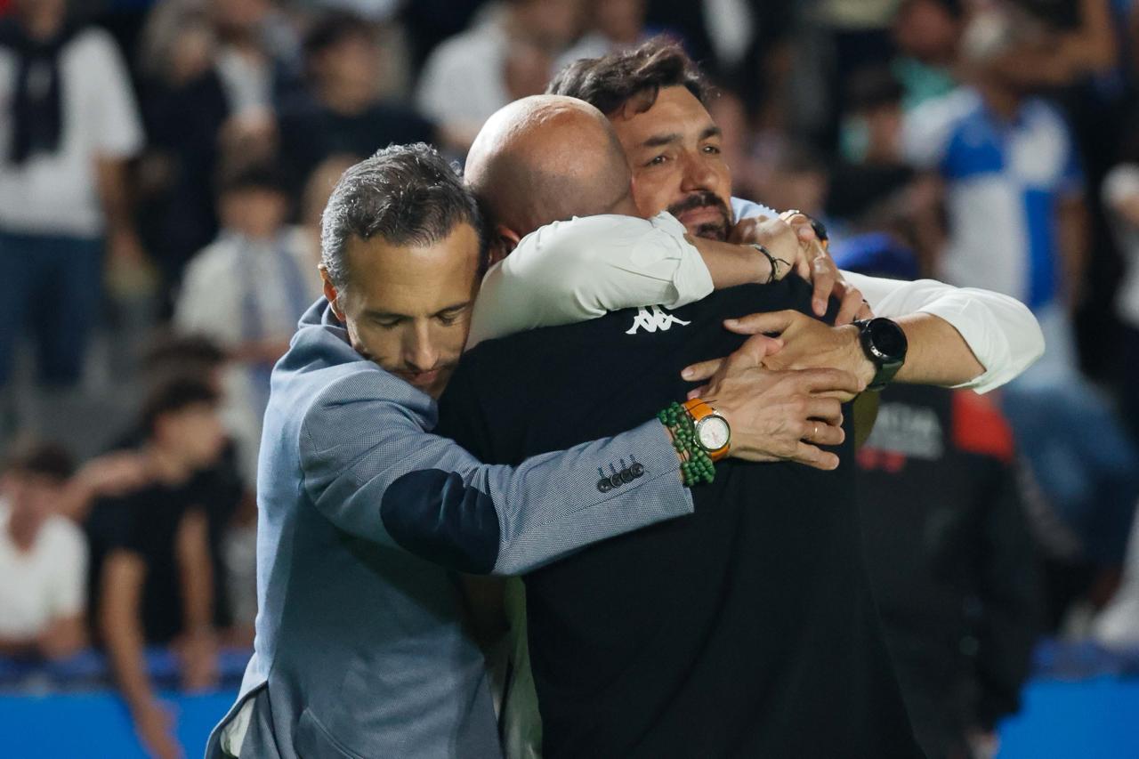 El president, Pau Morilla-Giner, i el director esportiu, Lucas Viale, abraçant Aitor Maeso, segon entrenador.