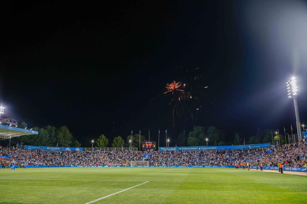 El gol nord de la Nova Creu Alta, ple a vessar, amb el castell de focs de fons.