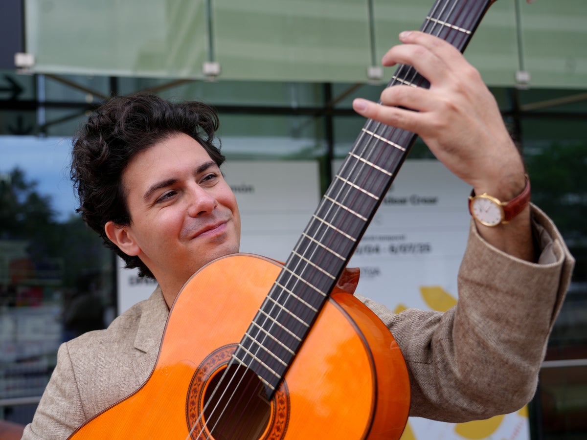 Alfred García, tocant la guitarra a Barcelona. Autor: ACN.