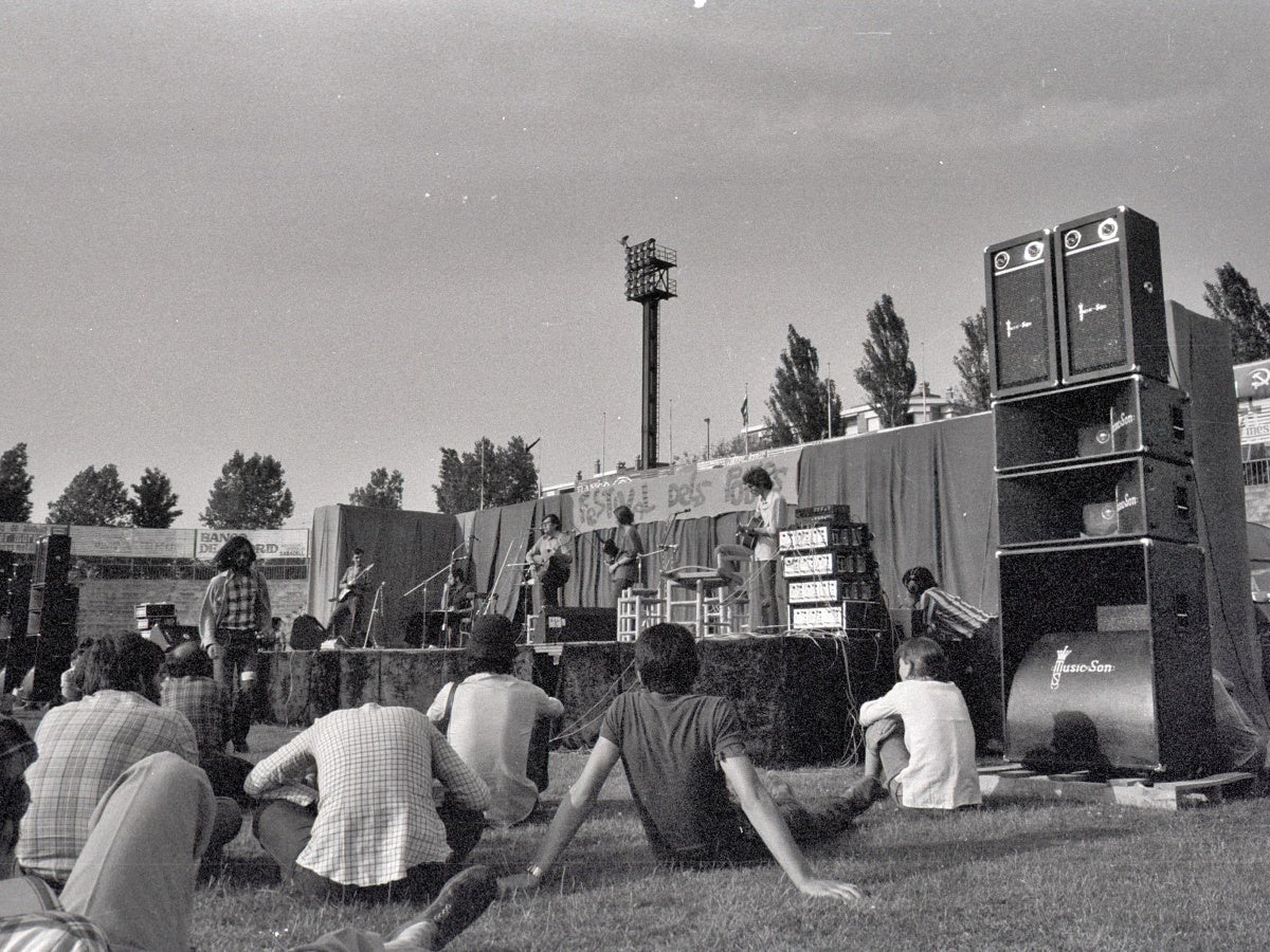 Joves asseguts a la gespa del camp d'esports durant el Festival dels pobles d'Espanya a l'estadi municipal Creu Alta, organitzat per la coordinadora de Centres Culturals amb la col·laboració de la FAV. Foto: Fons Andreu Segura. 